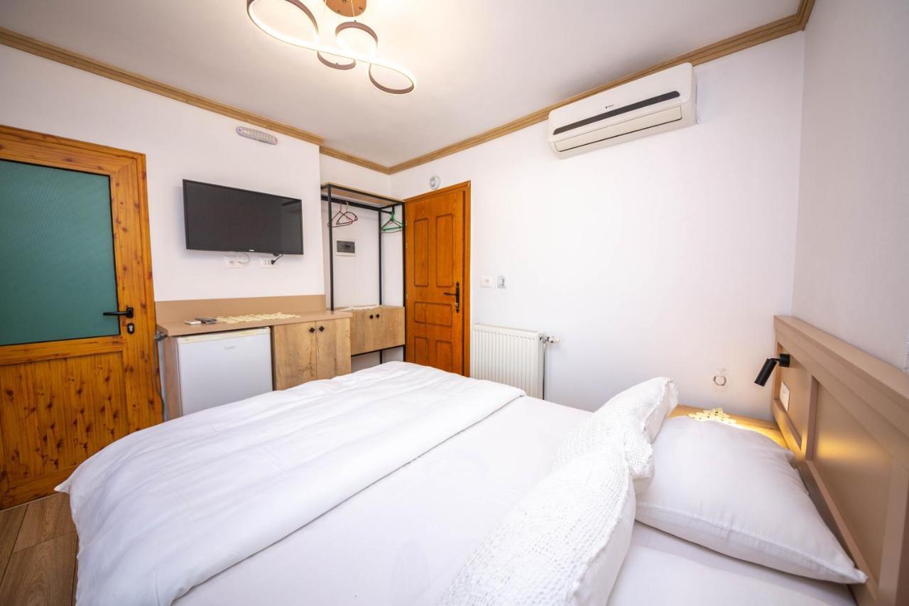 Bed And Breakfast Kotoni Gjirokaster Bagian luar foto