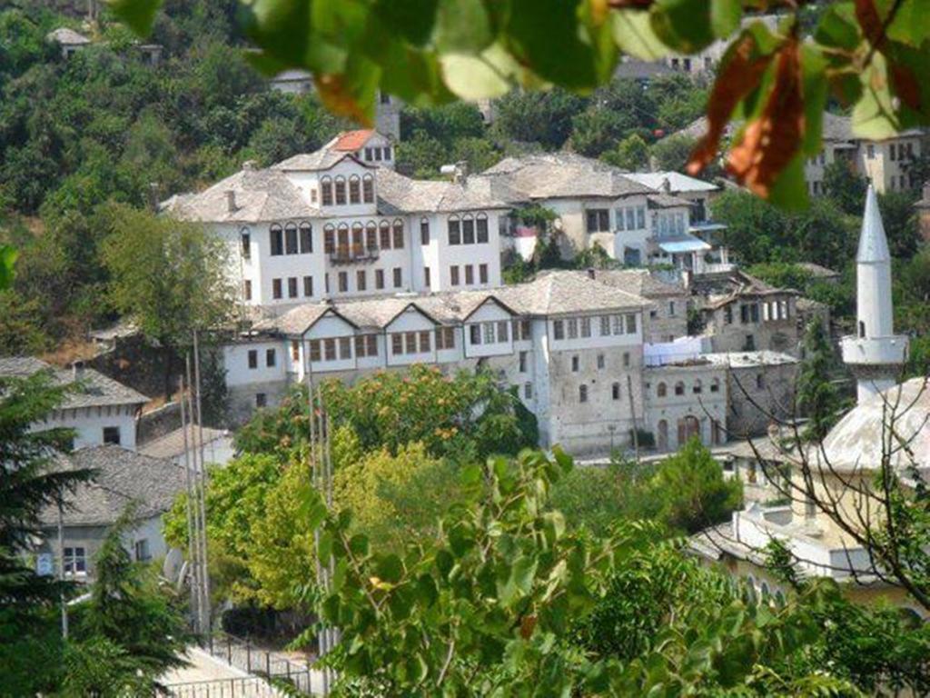 Bed And Breakfast Kotoni Gjirokaster Bagian luar foto